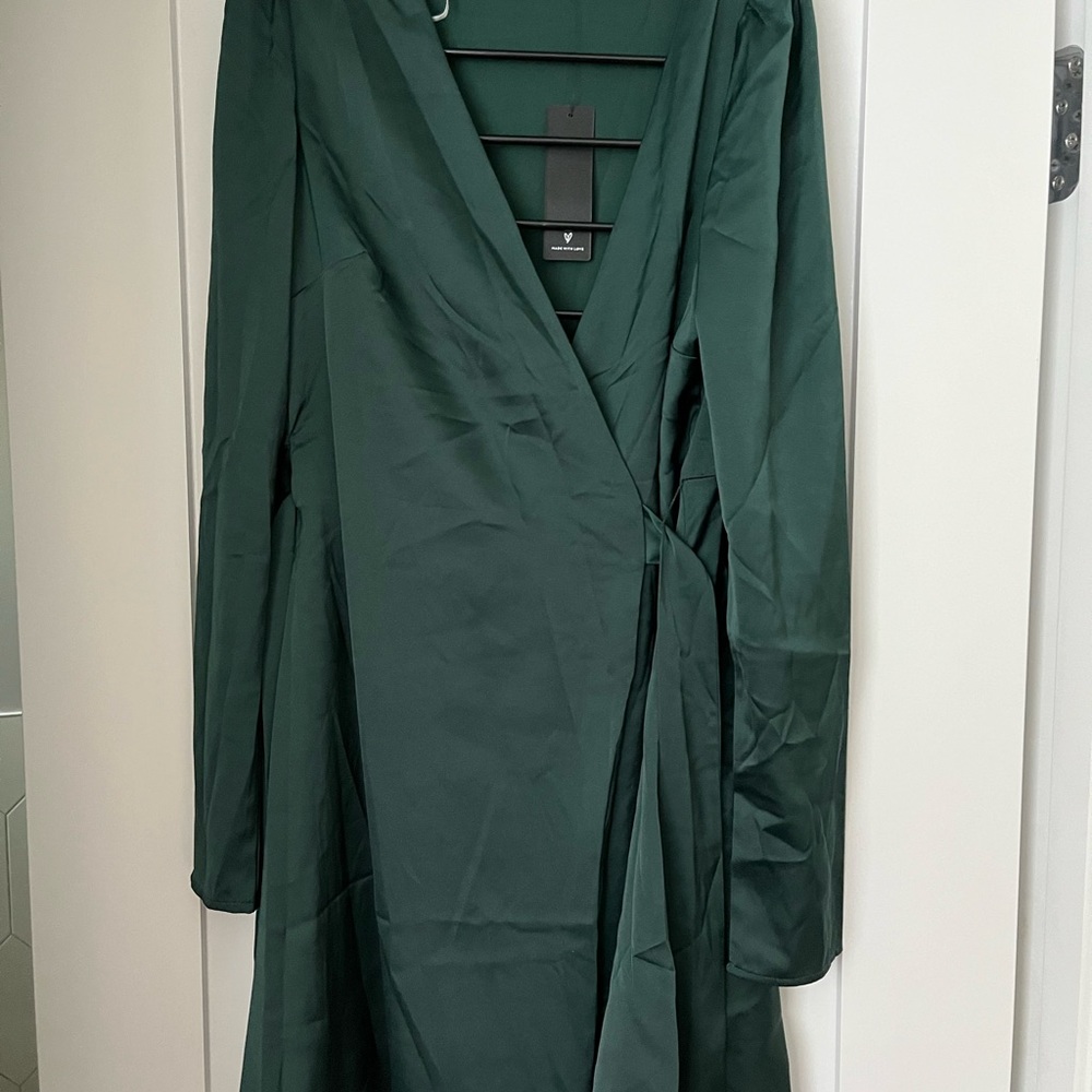 Lulu’s Dress, hunter green, silky material, brand new with tags!!